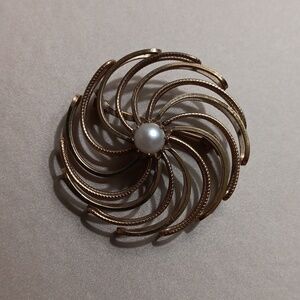 Vintage Wells 14kt gold filled spiral flower brooch pin with pearl center